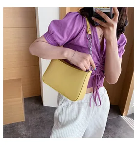 Selfie de espejo con bolso baguette de piel PU amarillo vibrante y cadena plateada