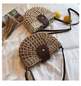 Draufsicht auf gewebte Satteltaschen in Beige und Braun mit Lederklappe und Sommerdeko