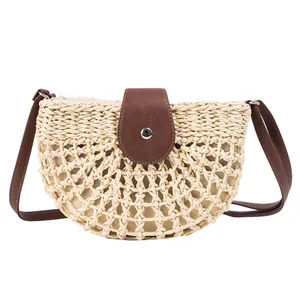 Borsa a tracolla estiva a semicerchio in paglia intrecciata con patta in pelle marrone scuro