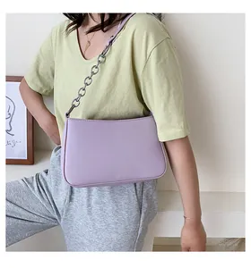 Bolso de hombro baguette lila minimalista con correa de cadena plateada