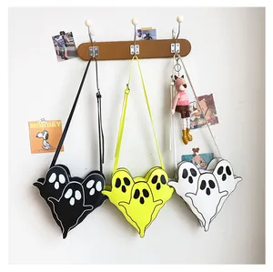 Sacs à bandoulière en forme de fantôme noir, jaune et blanc sur crochets en bois