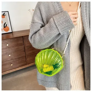 Borsa a tracolla trasparente verde fluorescente a forma di conchiglia con catena di perle