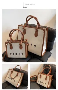 Details van canvas shopper tassen met bruine leren bies en zwarte PARIS-belettering
