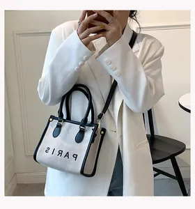 Selfie en el espejo del pequeño bolso tote Paris de lona con correas de cuero negro