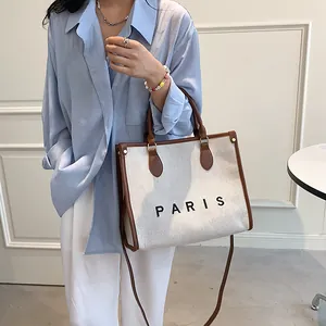 Bolso tote grande de lona beige con ribete de cuero marrón y estampado PARIS negro