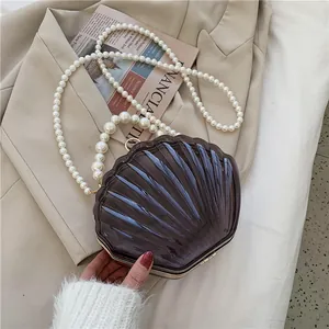 Elegante borsa a conchiglia marrone scuro con manico di perle e dettagli in metallo dorato