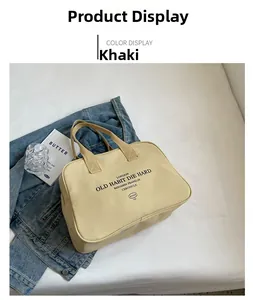 Detail der khakifarbenen Canvas-Tragetasche mit Vintage-Print und Tragegriffen