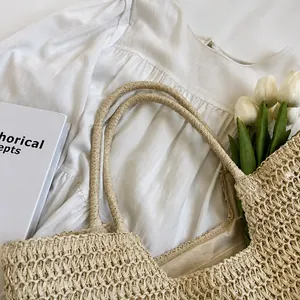 Vue détaillée du tissage naturel et de la poignée ronde du sac en paille
