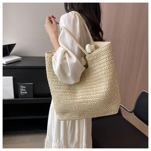 Grand sac cabas en paille beige montrant l'espace intérieur pour fleurs et accessoires