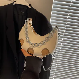 Borsa a mezzaluna bianca con design traforato e dettagli a catena argentata