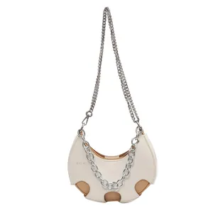 Borsa a mezzaluna crema e beige con catena d'argento spessa e tracolla sottile