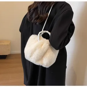 Détail d'un sac à main en fausse fourrure beige avec poignée tressée et texture moelleuse