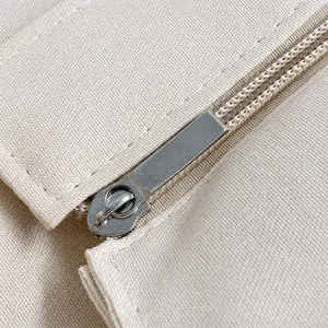Detailansicht des glatten Metallreißverschlusses und der Canvas-Struktur der Strandtasche