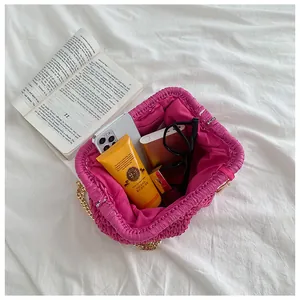 Vue intérieure d'un sac tissé rose montrant la capacité pour téléphone et maquillage