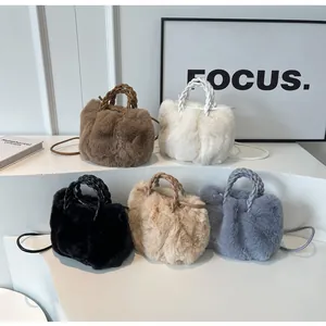 Détails des sacs à main en fausse fourrure pelucheuse en diverses couleurs tendance