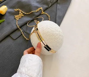 Vista laterale con trama a rete glitterata bianca e manico a cerchio dorato della borsa
