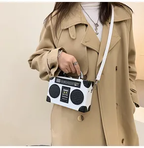 Borsa a radio retrò indossata dalla modella con un elegante trench coordinato