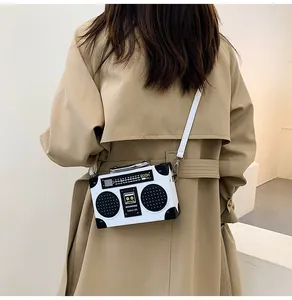 Dettaglio della borsa a tracolla radio vintage con motivi del quadrante retrò di qualità