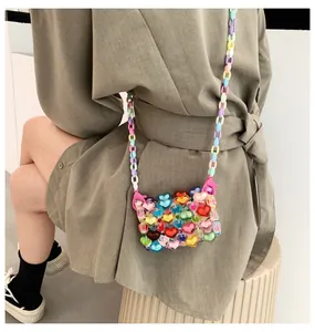 Vue détaillée d'un sac à bandoulière en perles en forme de cœur avec chaîne en acrylique