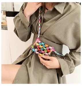 Gros plan de perles acryliques colorées en forme de cœur sur un sac artisanal