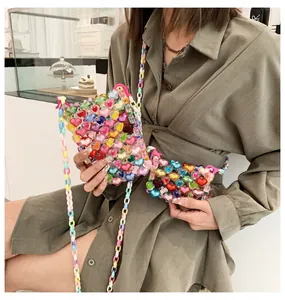 Gros plan détaillé des perles en forme de cœur colorées sur un sac à main transparent