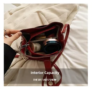 Vue détaillée de la capacité intérieure du sac seau en cuir rouge avec compartiments