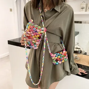 Sac bandoulière fait main en perles de cœur acryliques arc-en-ciel pour femmes