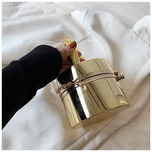 Pochette rigide dorée polie avec chaîne texturée et finition extérieure miroir chic