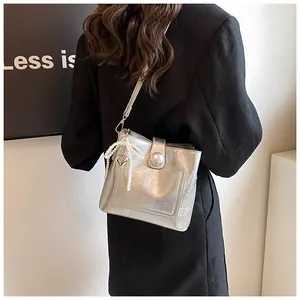 Détail du sac seau argenté métallisé avec nœud en perles et bandoulière
