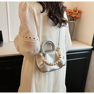 Détail du sac nuage argenté plissé avec poignée en perles marbre et bandoulière