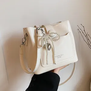 Sac seau minimaliste blanc crème avec nœud en perles et pendentif cœur pour femme