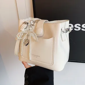 Sac seau blanc crème minimaliste pour femmes avec élégant nœud en perles et breloque cœur