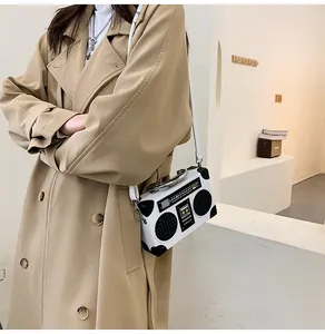 Detailansicht einer Vintage Radio Umhängetasche mit kreativem Retro Druck auf der Vorderseite