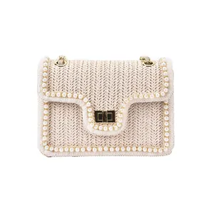 Elegante borsa a tracolla in paglia intrecciata con perle e chiusura in metallo