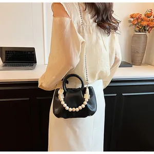 Détail du sac nuage noir plissé avec chaîne en perles marbrées et bandoulière