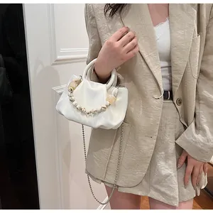 Détail du sac nuage blanc avec poignée en perles marbrées et bandoulière chaîne