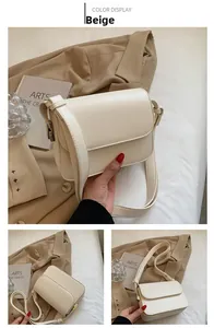 Detalles del bolso bandolera beige de piel sintética con hebilla metálica y correa ajustable