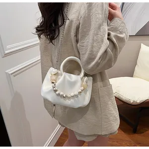 Détail du sac nuage blanc avec perles marbrées et bandoulière en chaîne argentée