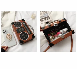 Dettaglio della grande capacità interna di questa borsa creativa a forma di radio retrò