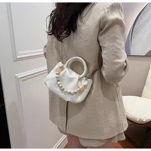 Détail du sac nuage plissé blanc cassé avec perles marbrées et poignée ronde