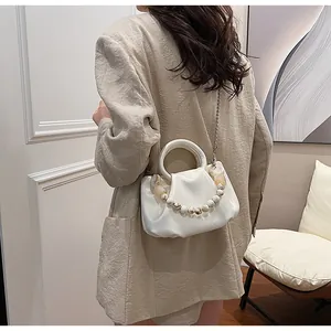 Vue arrière d'un mannequin portant un sac nuage blanc froncé avec poignée en marbre et chaîne