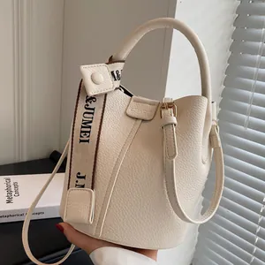 Sac seau chic en cuir beige avec poignée et bandoulière griffée pour femmes