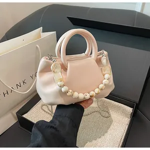 Détail du sac nuage plissé avec poignée en perles de marbre et bandoulière chaîne