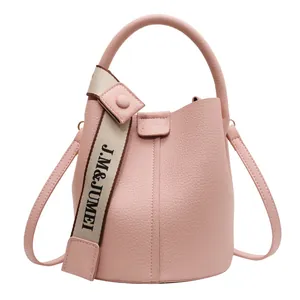 Sac seau élégant en cuir rose à texture litchi avec poignée et bandoulière longue