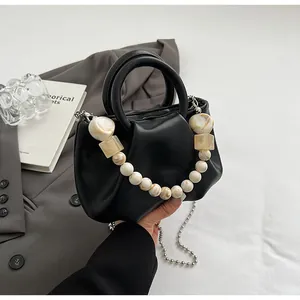 Détails du sac nuage froncé noir avec chaîne en résine marbrée et bandoulière