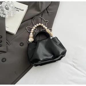 Détail du sac nuage noir plissé avec perles marbrées et chaîne en métal argenté
