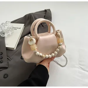 Détails du sac nuage plissé rose clair avec perles marbrées et bandoulière chaîne