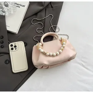 Sac nuage rose plissé avec poignée en perles marbrées et détail de bandoulière en chaîne