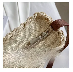 Détail de la fermeture éclair en métal et de la texture tissée de ce sac de plage