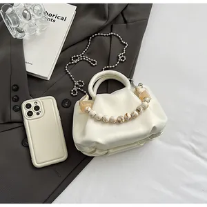 Détail du sac nuage plissé blanc cassé avec perles marbrées et chaîne métallique